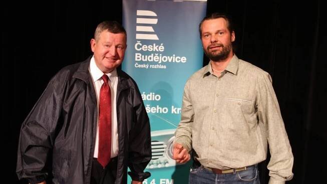Imitátor Václav Faltus natočil zábavný rozhlasový pořad v Českých Budějovicích. Rozhovor vedl moderátor Luboš Voráček | foto: Miroslav Tichák