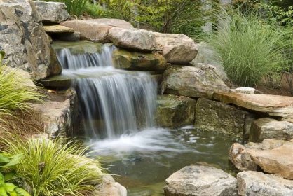 DIY umělý vodopád v zahradě: pokyny krok za krokem