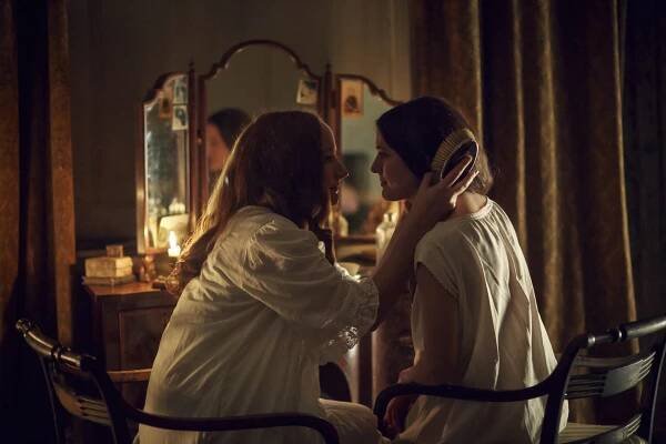Life in Squares - Episode 1 - Z filmu - Lydia Leonard, Phoebe Fox