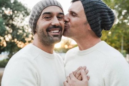 zralý homosexuální pár, který má něžný okamžik venku - zaměřte se na tvář levého muže - gay family park - stock snímky, obrázky a fotky