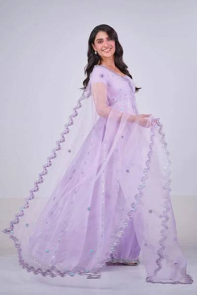 Picture of Ayeza Khan in Camille