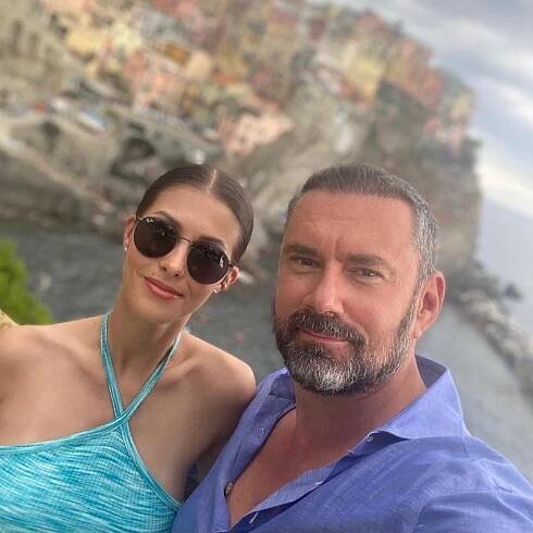 Emanuele Ridi vzal atraktivní přítelkyni za rodinou do Itálie. Co říká brunetka na svou potenciální tchyni?