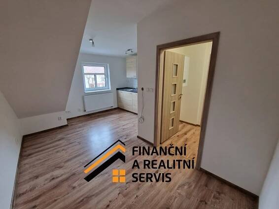 Pronájem Byt 1+kk, Palackého náměstí, Dobrovice, okres Mladá Boleslav