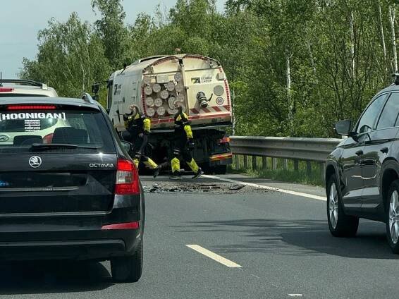 AKTUÁLNĚ: Na I/13 se srazil osobní vůz se zametacím. Doprava mezi Chomutovem a Mostem stojí - e-Chomutovsko.cz