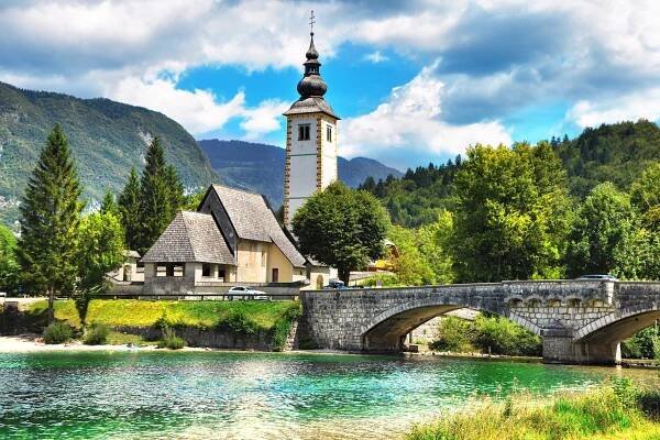 Bohinjské jezero je půl hodiny jízdy od jezera Bled, stejně šíleně krásné, ale zdaleka ne tak přeplněné.