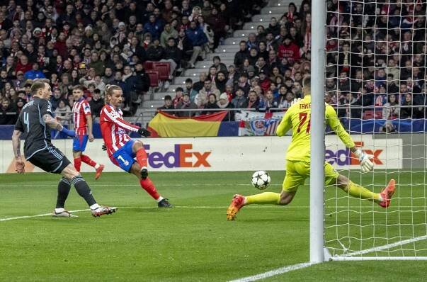 Futbalisti Slovana Bratislava prehrali v Lige majstrov na ihrisku Atlética Madrid 1:3. V 84. minúte...