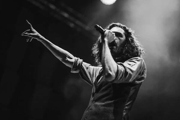 Hozier přinesl svůj hit Take Me to Church do vyprodaného Fora Karlín