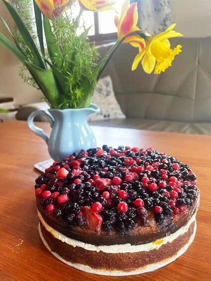 Recept: Piškotový dort s mascarpone krémem a lesním ovocem - blog.velkykosik.cz