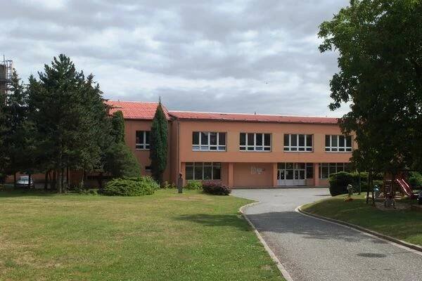 Základní škola a Mateřská škola Velký Újezd, okres Olomouc foto 1