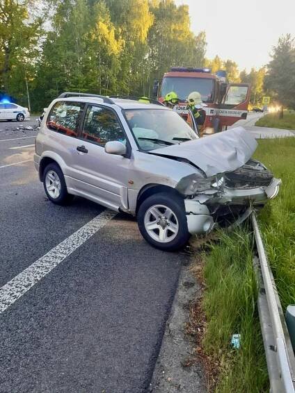 Nehoda v Kunraticích zaměstnala hasiče i záchranáře. Dva lidé se zranili