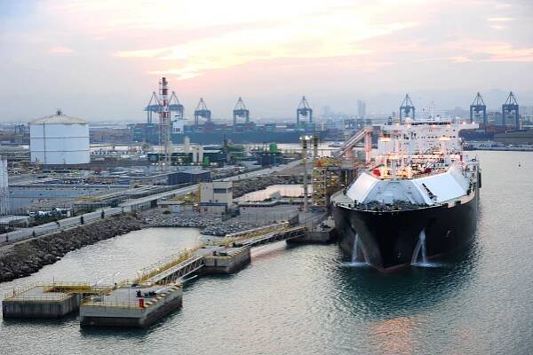 EU Moves to Fast-Track Ban on Russian LNG Imports