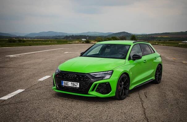 Nejnovější Audi RS 3 Sportback s pětiválcem s turbem je zelená šílenost za „rozumnou“ cenu