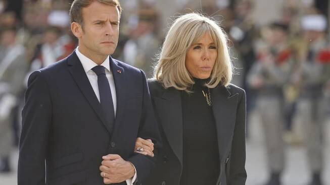 Macronová terčem posměchu: Větší ramena než manžel