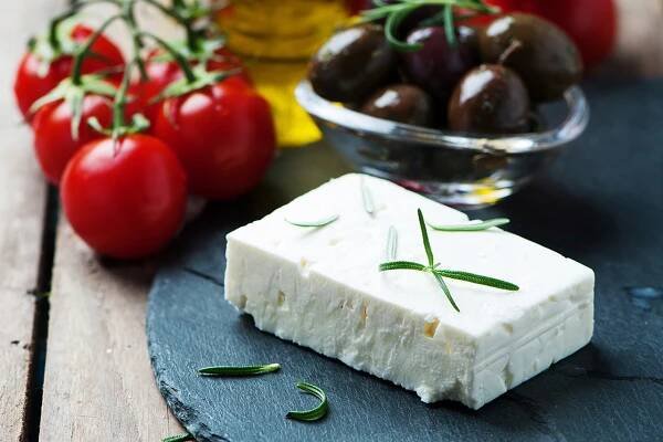 Sýr feta patří mezi nejzdravější druhy vůbec, levné náhražky s ním nemají nic společného