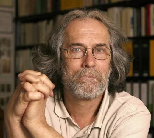 Ivan Hoffman (* 27. listopadu 1952 Martin) je slovenský i český písničkář, fotograf a samizdatový vydavatel časopisu Fragment-K. Od roku 1994 spřízněn s Českým rozhlasem, kde působil jako žurnalista a moderátor. Dnes působí jako komentátor v Deníku a Českém rozhlasu. ▬ Během sametové revoluce vystupoval na shromážděních hnutí Veřejnost proti násilí. V roce 1989 byl redaktorem Lidových novin. Dva roky od 1990 působil v rádiu Svobodná Evropa. V roce 1994 řídil Rádio Alfa a poté na několik let až do roku 2007 spolupracoval s ČRo1 Radiožurnálem jako externí komentátor a moderátor pořadu Radiofórum. Za svou novinářskou činnost obdržel v roce 1996 prestižní Cenu Ferdinanda Peroutky. ▬ Příležitostně publikuje v Lidových novinách a v deníku Metro, pravidelně přispívá komentáři pro Český rozhlas (pořad Jak to vidí... na stanici Český rozhlas Dvojka). Od roku 2022 má sloupky také na webu Rádio Universum.