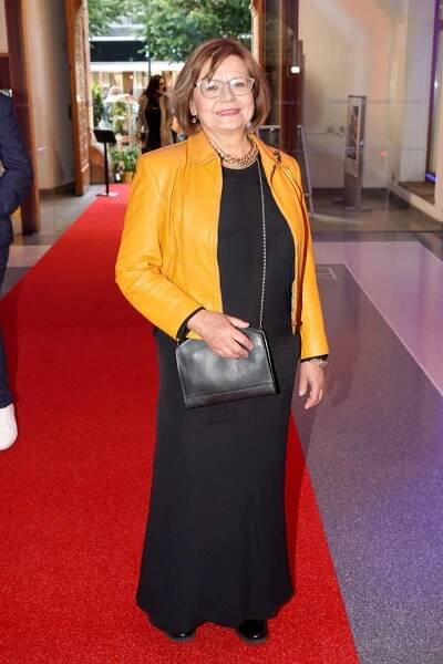 Herečka Ivana Andrlová oblékla černé šaty a mladistvou koženou bundu v kanárkově žluté barvě. 