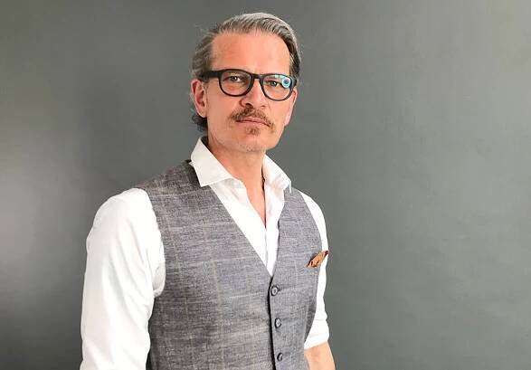 Actor Götz Otto smart and casual in a men’s vest by DORNSCHILD.