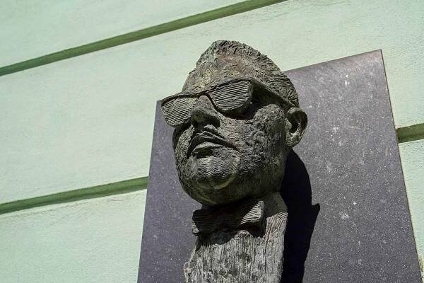 Průkopník jazzu u nás Karel Krautgartner (1922-1982), dirigent, jeden z nejlepších československých saxofonistů 20. století. Pocházel z jihomoravského Mikulova.