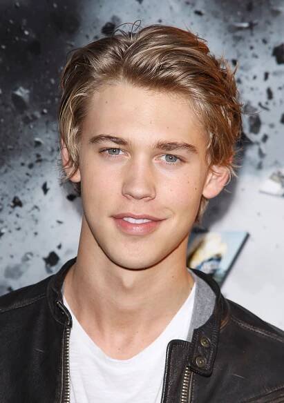 AUSTIN BUTLER – Pocas losas son más pesadas a la hora de consolidar una carrera “seria” como actor que la de haber sido un niño Disney. Lo saben muchos juguetes rotos y también estrellas como Selena Gómez, que siguen viendo cómo se juzgan con mucha más dureza cada una de sus interpretaciones. Austin Butler no sólo era un niño Disney, también era un niño Nickelodeon. Durante más de una década paseó su físico desgarbado por clásicos juveniles como 'Zoey 101', junto a Jamie Lynn Spears, hermana de Britney, 'iCarly', 'Hannah Montana' y 'Los magos de Waverly Place', donde coincidió con Gómez. Con una trayectoria semejante, la transición a la interpretación adulta parecía complicada, pero Butler supo diversificarse, apostó por el teatro, donde se labró fama de actor solvente y tuvo la suerte de ser elegido por Tarantino para interpretar en 'Érase una vez en Hollywood' a Tex Watson, uno de los sanguinarios acólitos de Charles Manson. 