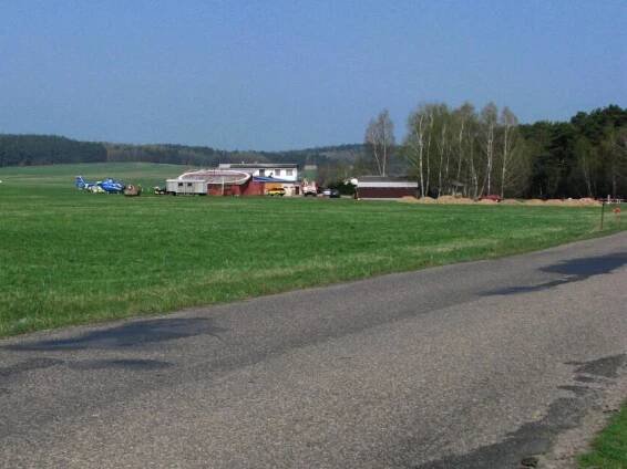 Pilot padákového kluzáku spadl na letišti na střechu, těžce se zranil