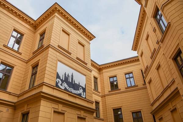 Studenti Filozofické fakulty UHK se vrací do budovy na náměstí Svobody v Hradci králové 
