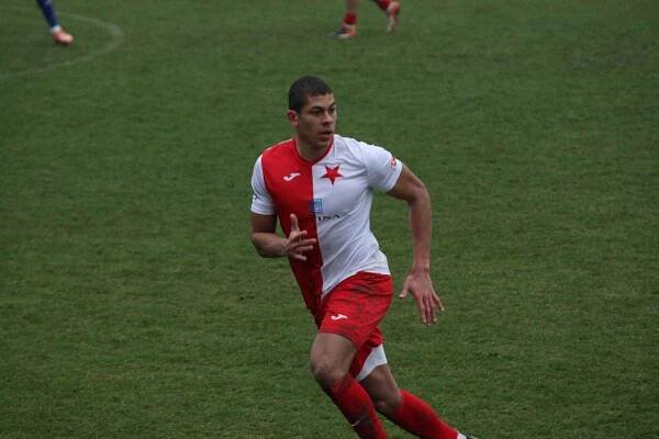 Fotbalisté Otrokovic (modré dresy) ve 22. kola MSFL i bez vyloučeného Kišky zdolali vedoucí Kroměříž 2:1.