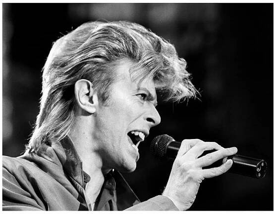 Muž, který spadl na Zemi: Londýnské muzem otevře archiv Davida Bowieho
