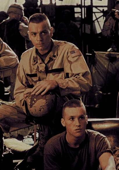 Ewan McGregor and Tom Guiry in Černý jestřáb sestřelen (2001)