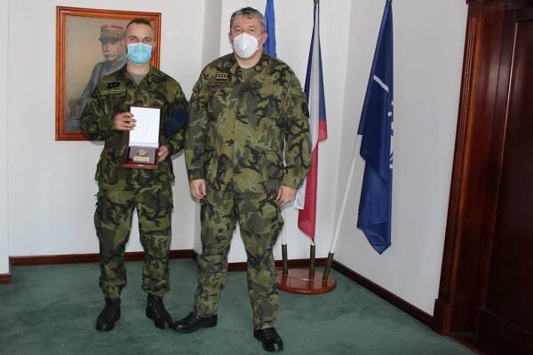Generál Opata oceňuje poručíka Mrzenu