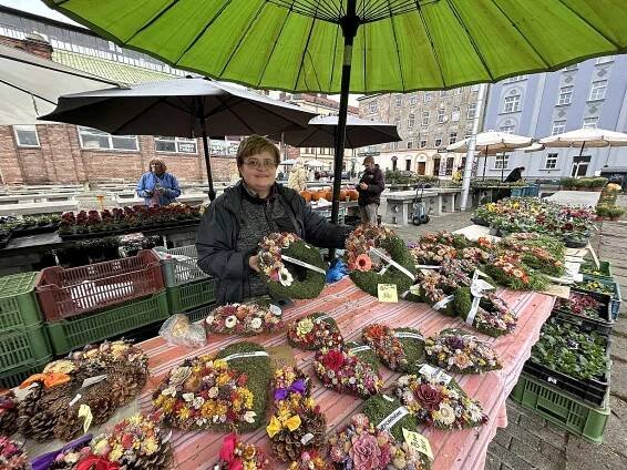 Na olomoucké městské tržnici nabízí majitelka zahradnictví Františka Novosadová z Hrdibořic na Prostějovsku desítky druhů dušičkových věnců a dekorací. 23. října 2024