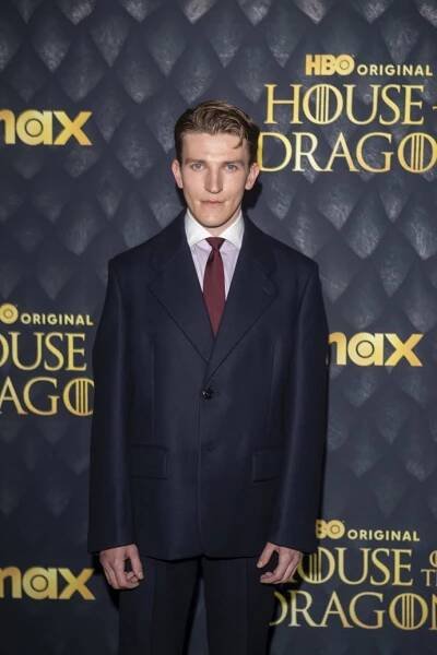 FOTO: Herec Ewan Mitchell, jenž ztvárňuje Aemonda Targaryena, na premiéře druhé sezony Rodu Draka. – stránka 5