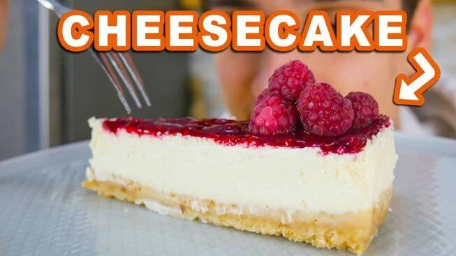 Cheesecake s malinovou polevou a čerstvými malinami