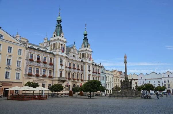 Pernštýnské náměstí v Pardubicích s Mariánským sloupem