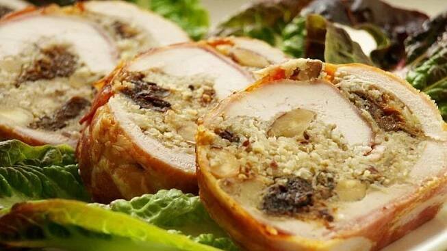 Jak na perfektní kuřecí roládu jako podle MasterChefa? Šťavnatost zajistí máslo i správná náplň, třeba s vejci a houbami