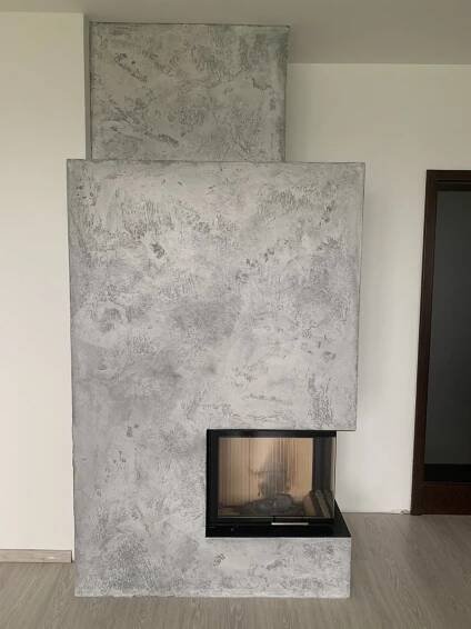 sálavý třístranný krb, povrchová struktura beton