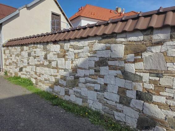 Zeď z kamene, bez viditelné betonové spáry