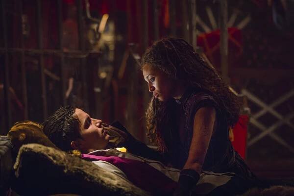 Into the Badlands - Tygr přichází k hoře - Z filmu - Aramis Knight, Ella-Rae Smith