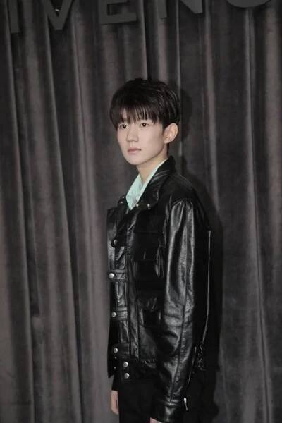 Roy Wang nebo Wang Yuan čínský chlapec skupiny Tfboys dorazí na Givenchy show během pařížské módní týden podzim/zima 2018 v Paříži, 4 března 2018. — Stock obrázek