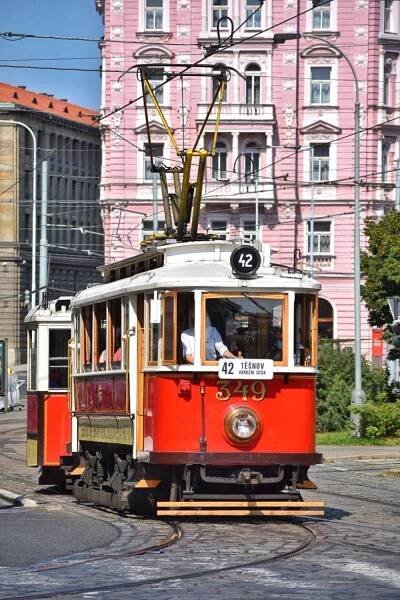 Turistická tramvajová linka č. 42 bude jezdit v Praze během celého roku