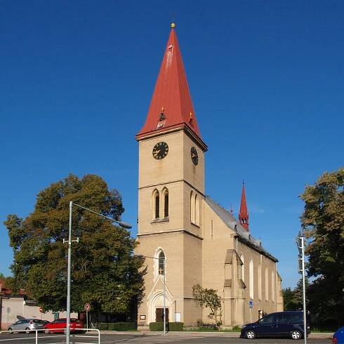 Soubor:Jihovýchodní pohled na kostel sv. Kateřiny, Milovice.jpg