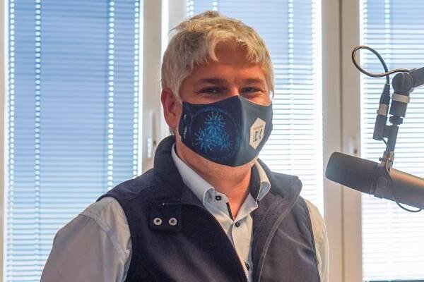Na zvládnutie druhej vlny potrebujeme zodpovednosť ľudí, tvrdí vedec Pavol Čekan