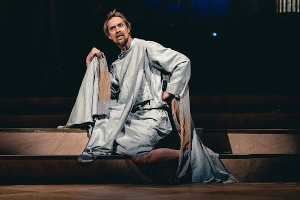 v roli Pátera Drobnyho, Nepijte tu vodu, Divadlo na Vinohradech, foto Petr Chodura (2023)