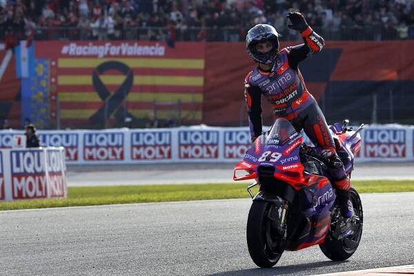 Jorge Martín saluda a la afición en el circuito de Barcelona tras el Sprint.