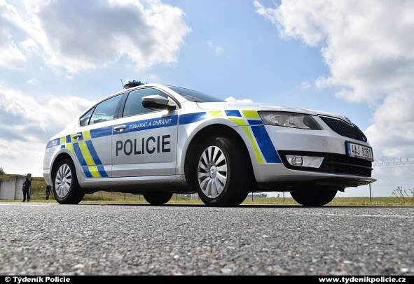 Taxík skončil po nehodě u letiště v Ruzyni převrácený na střeše, traktor na boku | Týdeník Policie