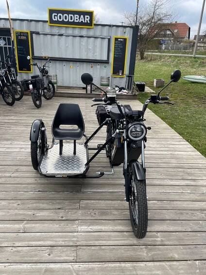 Ženu nechám doma, ale co pes? Český moped uveze na sajdkáře Velorex i dva sudy piv