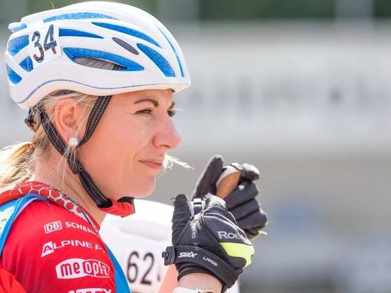 Lucie Charvátová mládne po boku Terezy Voborníkové a ladí zbraň za pomoci 3D tiskárny