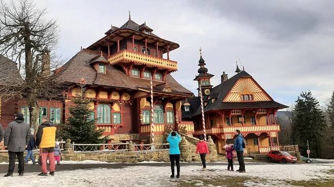 Pustevny bez sněhu. Ani to ale neodradilo turisty či rodiny s dětmi