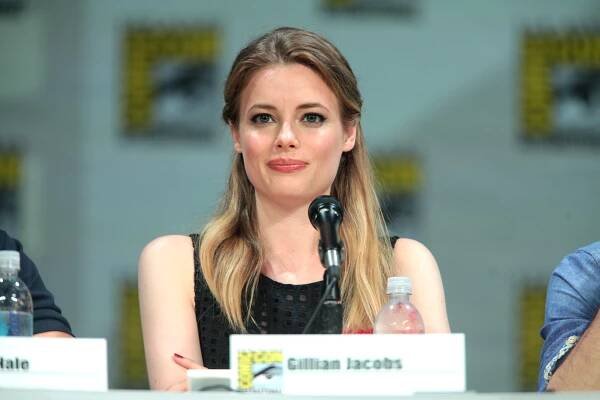 Soubor:Gillian Jacobs 2014 Comic Con.jpg