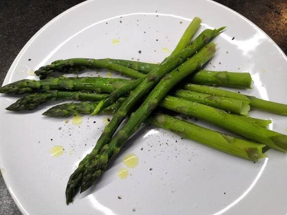 Vařený zelený chřest s pepřem a solí | Recept | Uvařsisám.cz 