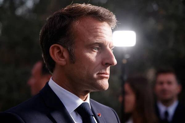 Barricades, betrayal and bust-ups: Macron triggers a wild week in French politics